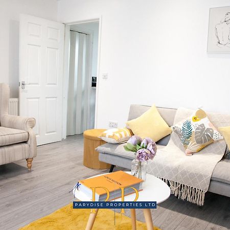 The Knutton House - Spacious Comfort By Parydise Properties - Leisure & Business Stays - Sleeps 7 Newcastle-under-Lyme Eksteriør bilde