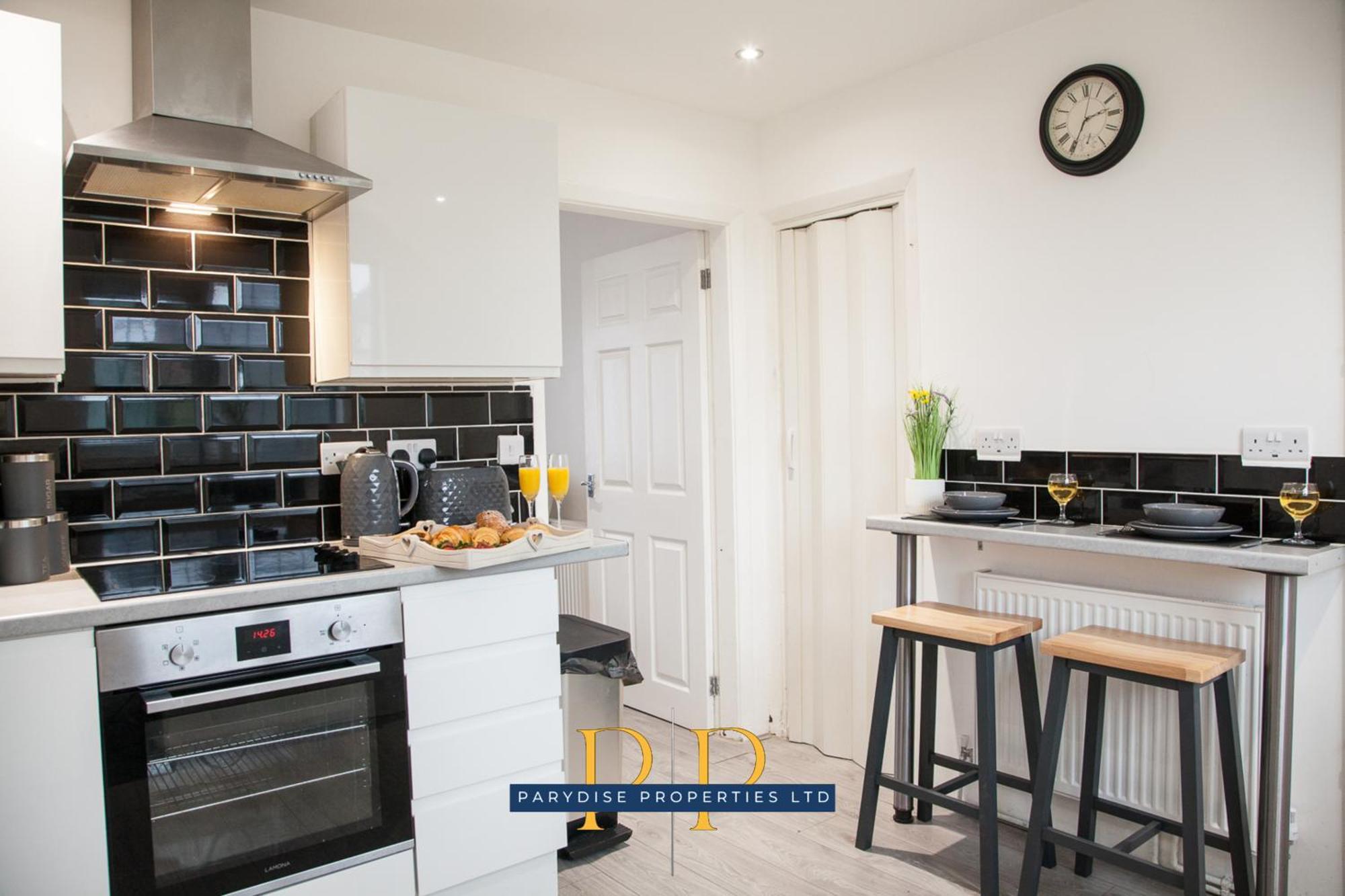 The Knutton House - Spacious Comfort By Parydise Properties - Leisure & Business Stays - Sleeps 7 Newcastle-under-Lyme Eksteriør bilde