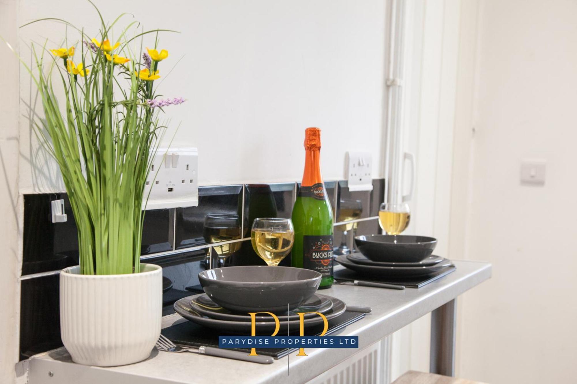 The Knutton House - Spacious Comfort By Parydise Properties - Leisure & Business Stays - Sleeps 7 Newcastle-under-Lyme Eksteriør bilde