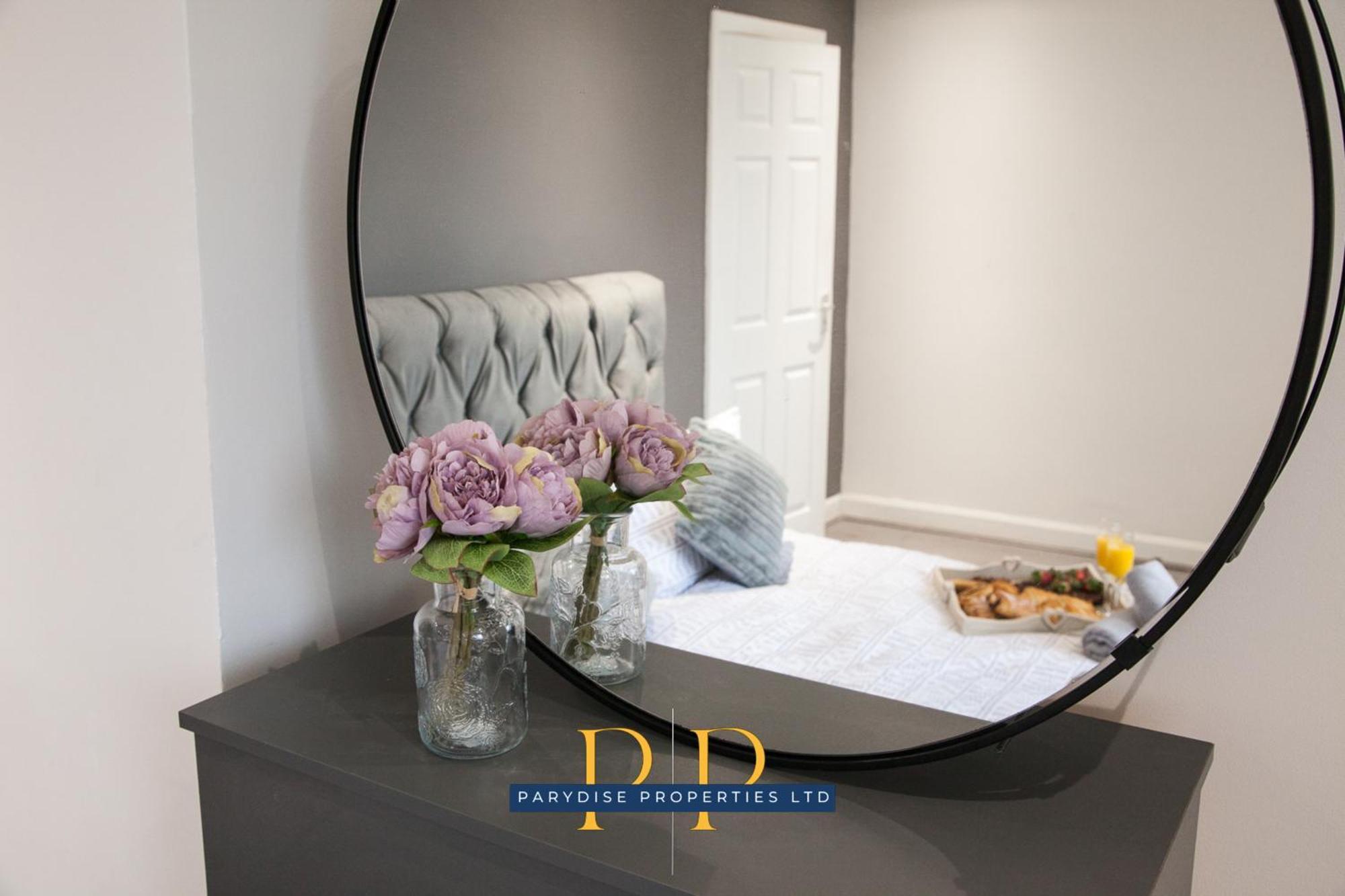 The Knutton House - Spacious Comfort By Parydise Properties - Leisure & Business Stays - Sleeps 7 Newcastle-under-Lyme Eksteriør bilde