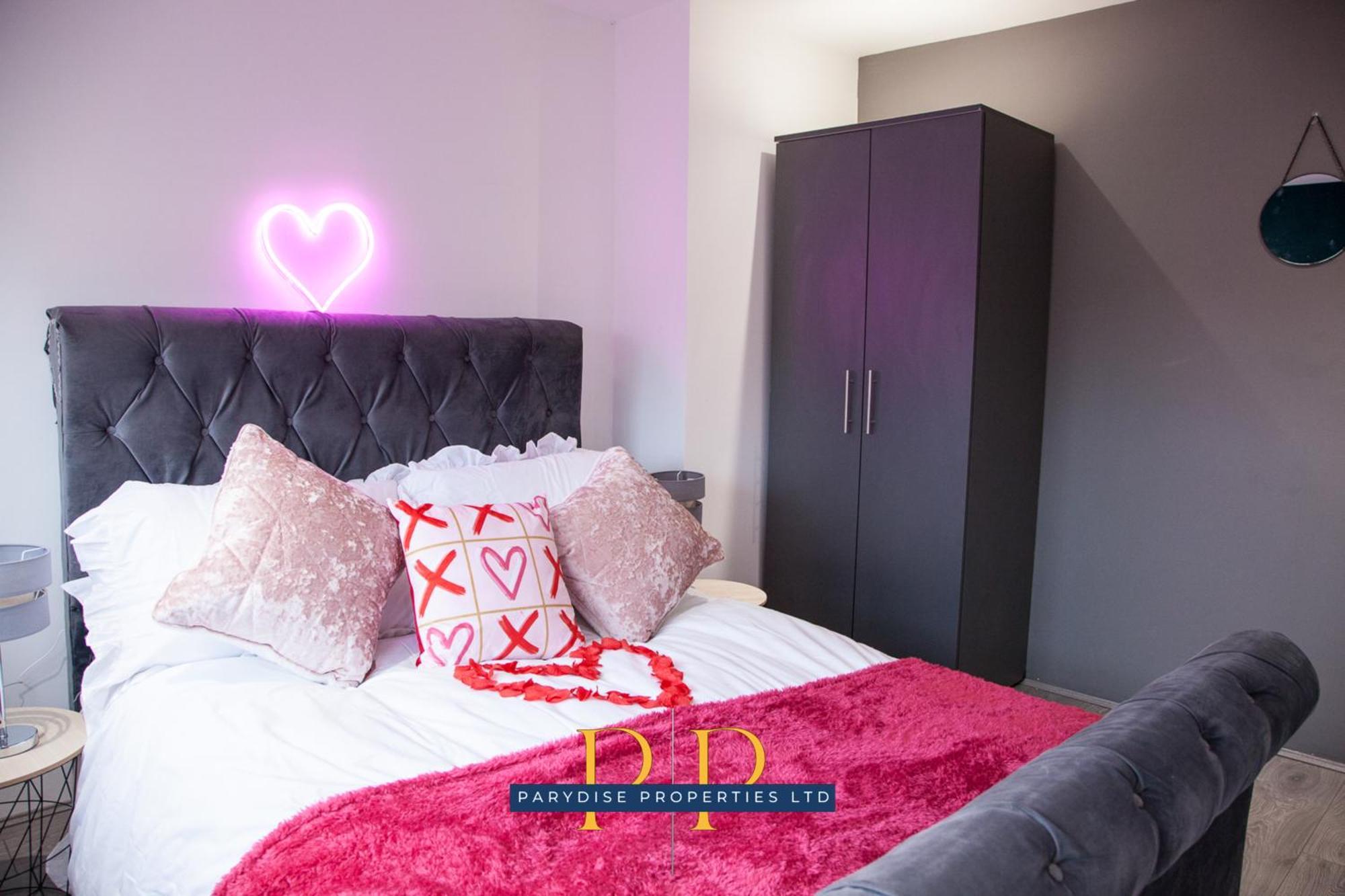 The Knutton House - Spacious Comfort By Parydise Properties - Leisure & Business Stays - Sleeps 7 Newcastle-under-Lyme Eksteriør bilde