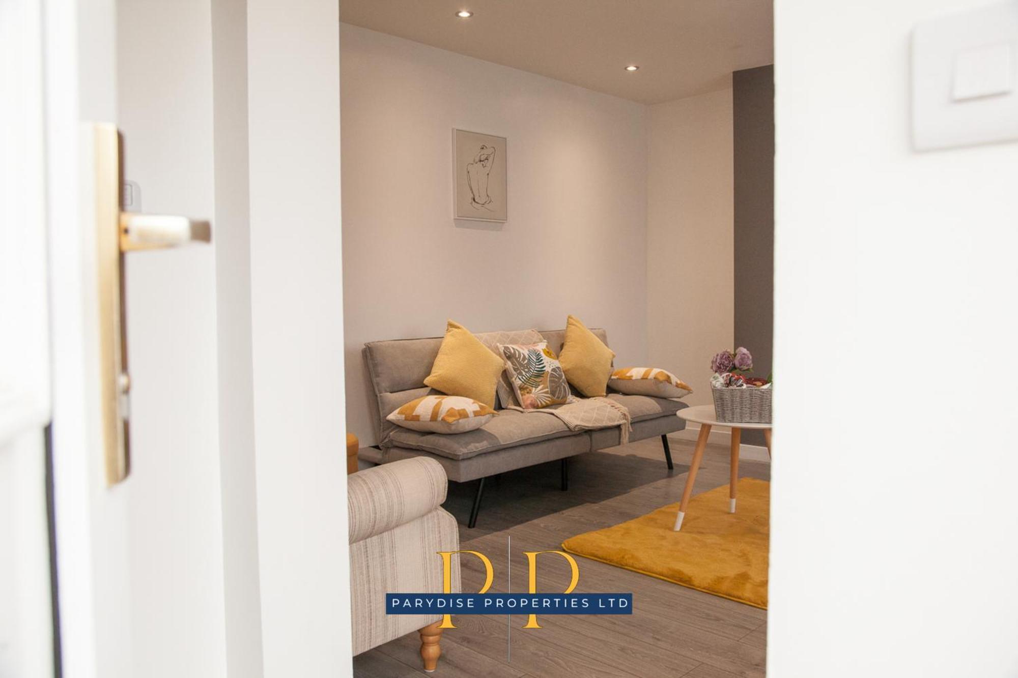The Knutton House - Spacious Comfort By Parydise Properties - Leisure & Business Stays - Sleeps 7 Newcastle-under-Lyme Eksteriør bilde