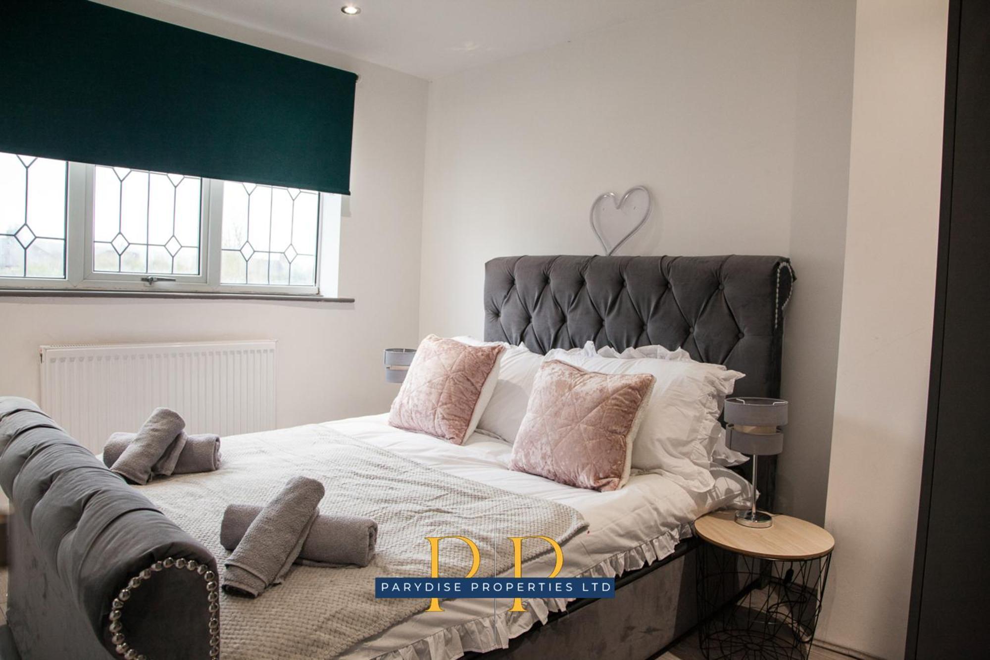 The Knutton House - Spacious Comfort By Parydise Properties - Leisure & Business Stays - Sleeps 7 Newcastle-under-Lyme Eksteriør bilde