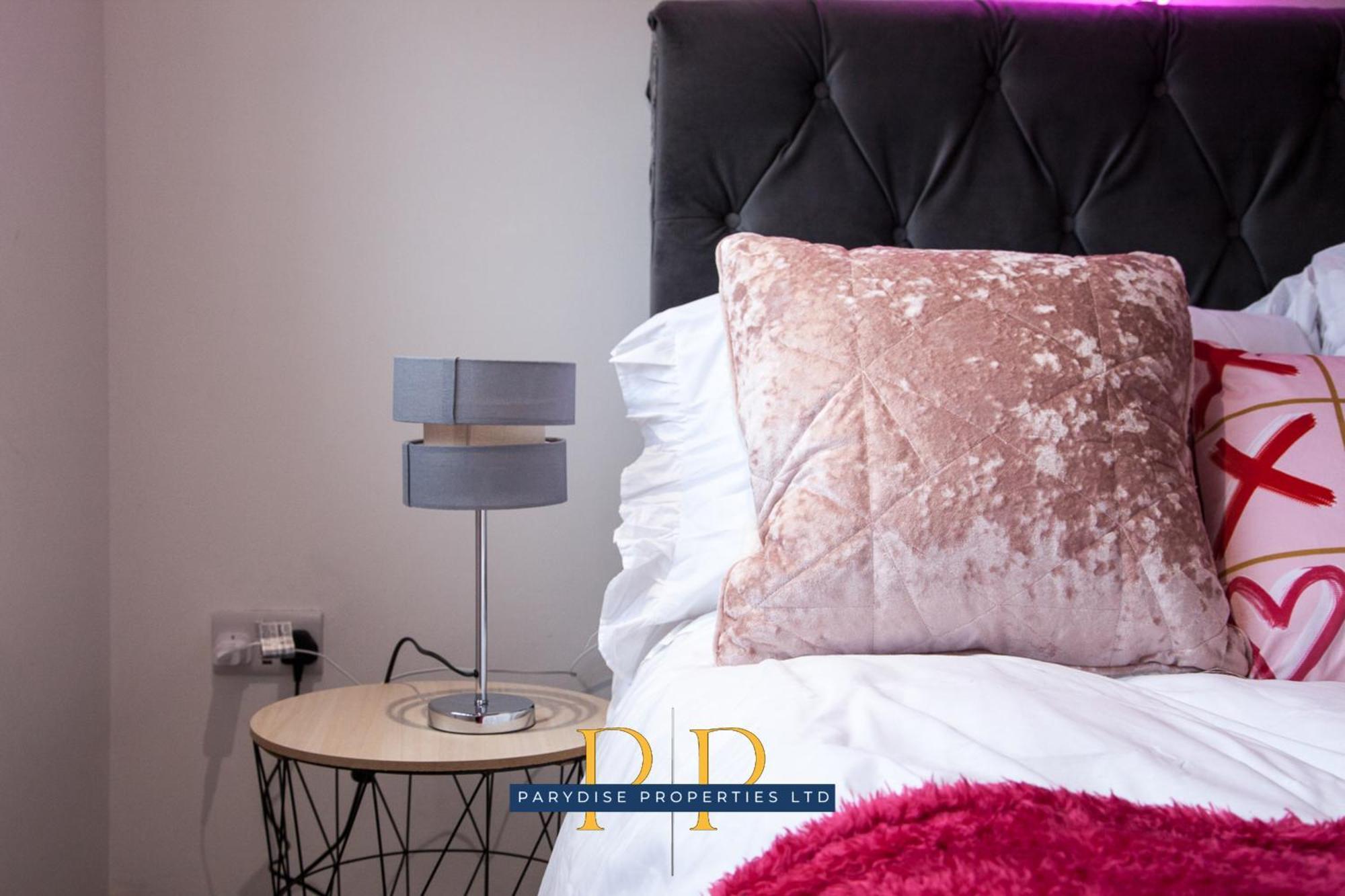 The Knutton House - Spacious Comfort By Parydise Properties - Leisure & Business Stays - Sleeps 7 Newcastle-under-Lyme Eksteriør bilde